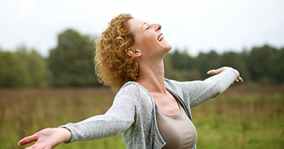 Arbeit seelische erkrankung frau breitet arme aus
