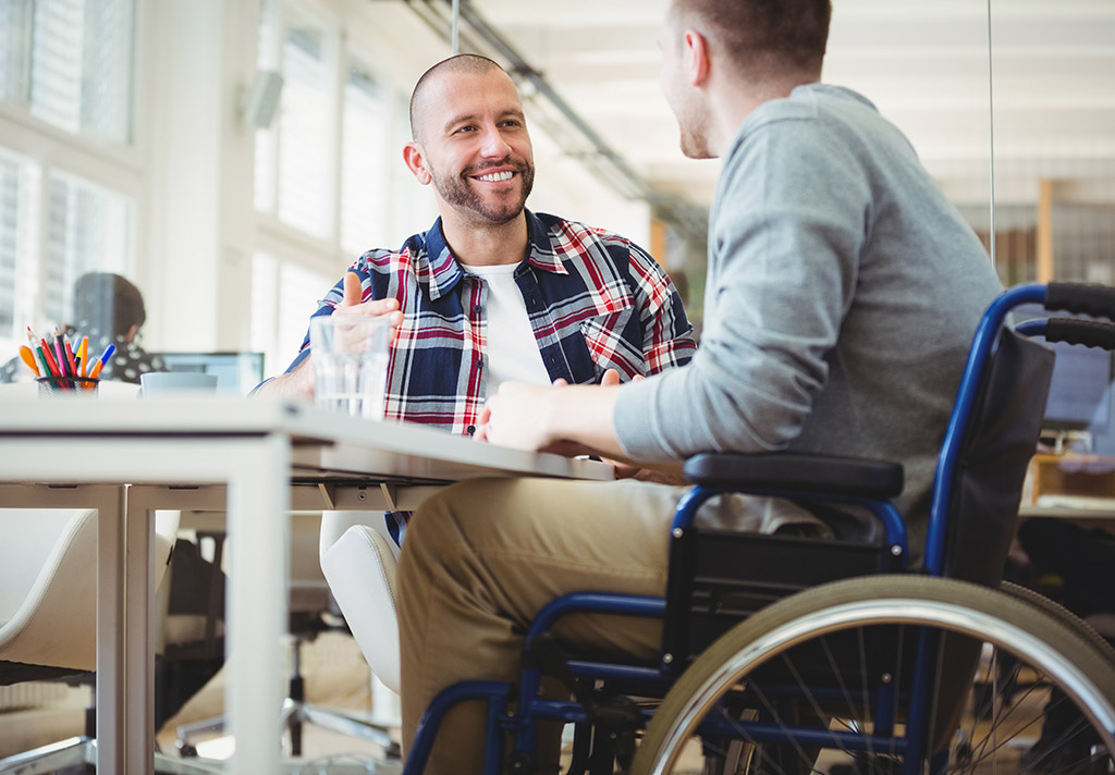 Job coach beraet mann im rollstuhl inklusion